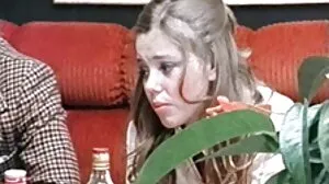 Hubungan seksual hos nilon Gemma cantik berambut budak sekolah dalam kereta perang