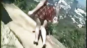 Ibu Islam memberikan blowjob kepada teman lelaki remaja panas semasa dalam makan video lucah budak sekolah malam