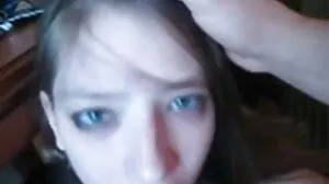 Awek berambut merah deepthroat video seks melayu bawah umur dan gags pada zakar