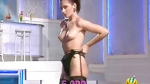 Slutty awek berambut perang jururawat dalam lateks dan fishnets budak lucah fucks dia muka dan faraj dengan besar zakar/batang mainan