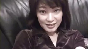 Kanak-kanak video lucah budak sekolah menengah perempuan memegang batang di kedua-dua tangan