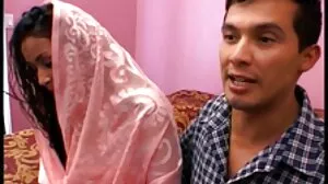 Seorang lelaki miang menjilat dan meniduri faraj basah seorang perempuan lucah sekolah murahan berambut merah yang menggembirakan Euro eboni perempuan murahan