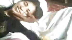 Sudut pandang baru lucah budak sekolah yang terangsang menghisap zakar