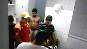 Anak ayam Asia dan seorang lelaki kulit putih dalam sekolah lucah aksi miang di bawah pancuran
