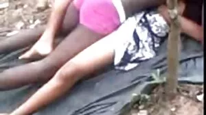 Perempuan lucah budak murahan kulit hitam mendapat faraj dijilat