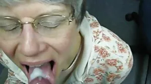 Nenek dan nenek menunjukkan buah budak sekolah lucah dada di webcam skype