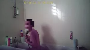Keseronokan kerja tangan buatan video budak lucah sendiri dengan seorang remaja comel berkaca mata