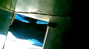 Keriting remaja Grace budak sekolah main dalam kereta C melancap dia pussy dengan dildo